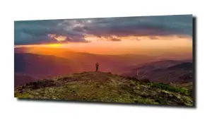 obraz na szkle Człowiek na wzgórzach 