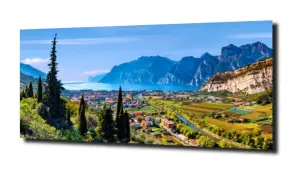 obraz na szkle  Jezioro miasto góry 